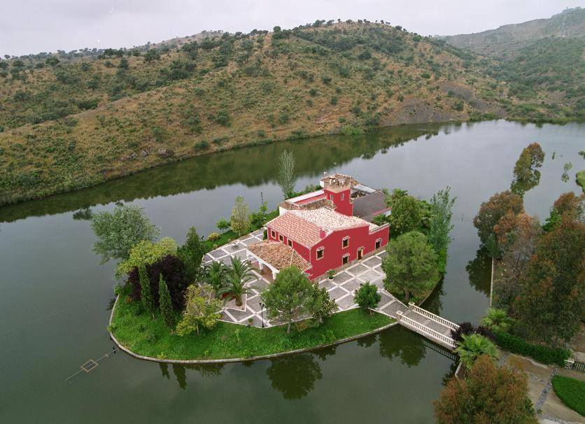 Villafranca de Cordoba Ski Chalet | HACIENDA LA HUERTEZUELA y CASA DEL LAGO