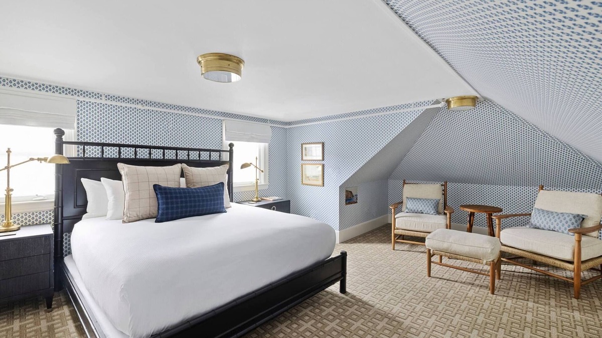 Kennebunkport Hotel | Hackenberg King with Seating Area at Kennebunkport Inn, Free Breakfast