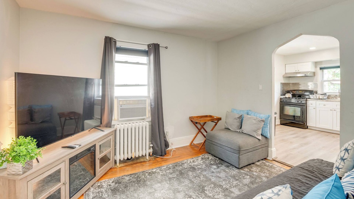 Hackensack Apartment | Hackensack Escape w/Yard - 17 Mi to Times Square!