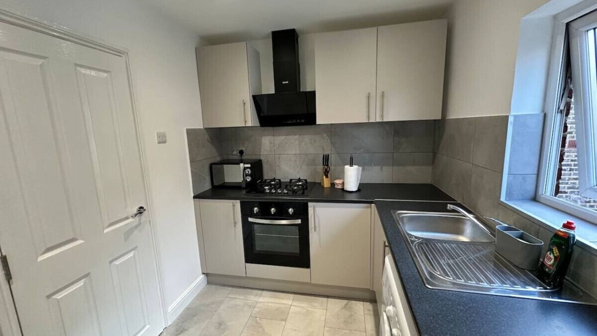 Seven Sisters Apartment | Hackney Hideout – 3Bed Comfort for Work or Stay