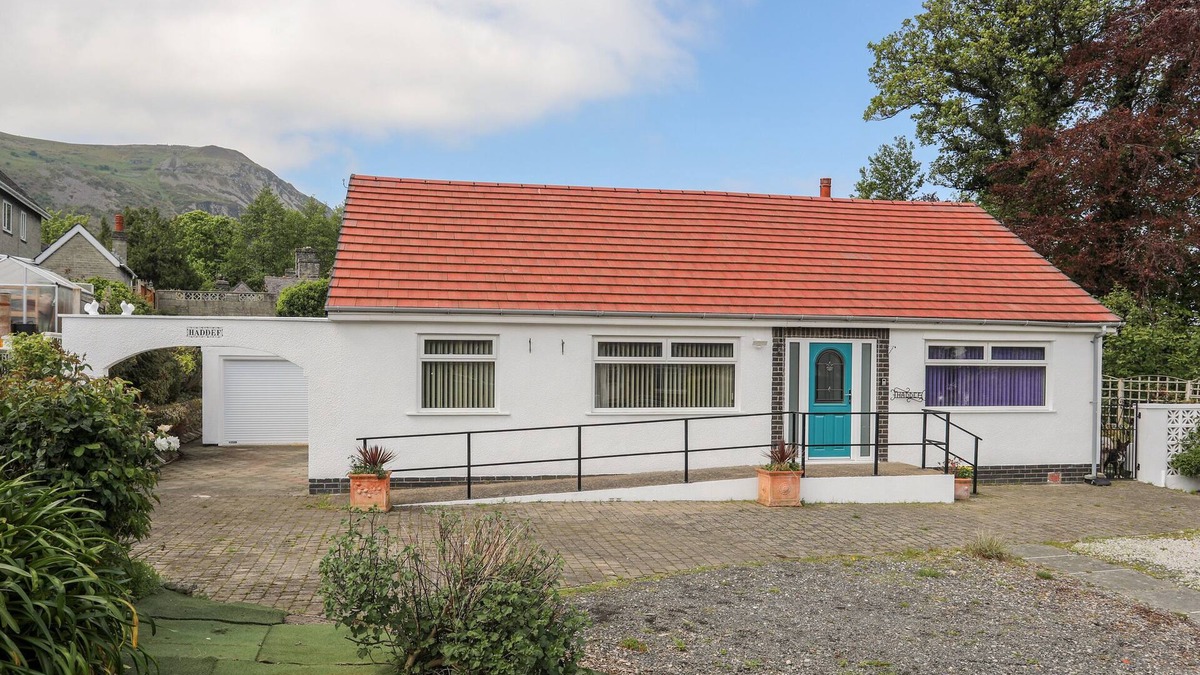 Penmaenmawr House | HADDEF PENMAENMAWR, pet friendly, with a garden in Penmaenmawr