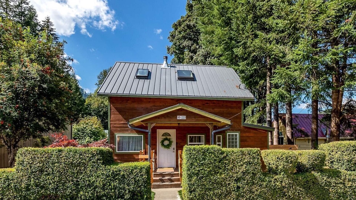 Skykomish House | Hadley's Hideaway -Cottage w/hot tub, fenced yard close to hikes & Stevens Pass ski hill