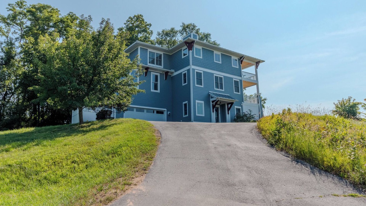 Ludington House | Hadrian's Bluff: A 4 bedroom family friendly home overlooking Lake Michigan