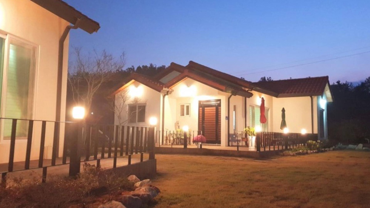 Chomak House | Haenam Ttangkkeunmaeul Hwigelri Pension