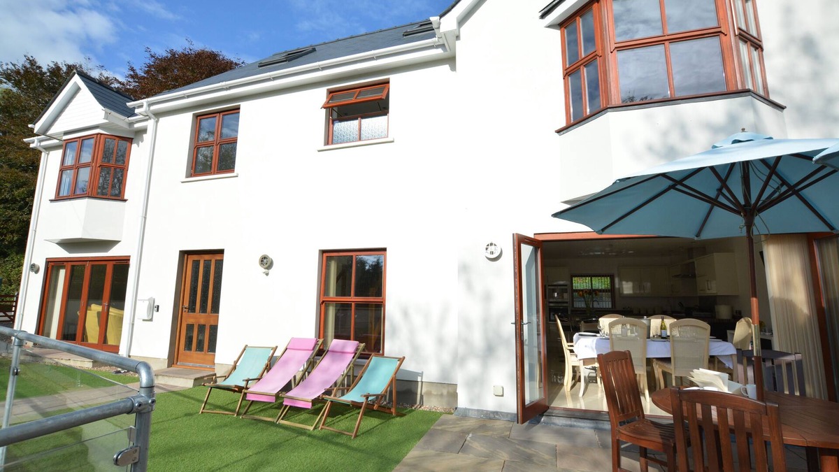 Amroth House | Hafan Dawel - Luxury ,Pet Friendly , 5 Star rated ,6 Bedroom ,4 bathroom house