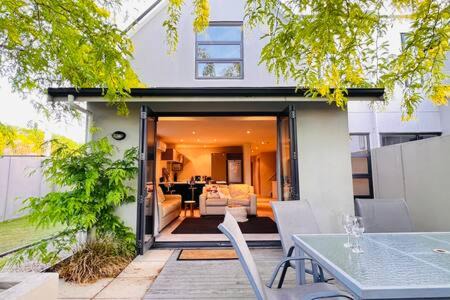 Riccarton House | Hagley Apartment - Christchurch Holiday Homes
