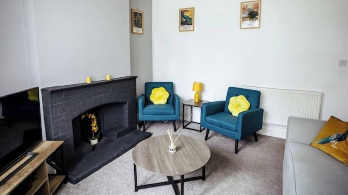 Hagley House | Hagley Home Large Detached 4 Bed Driveway