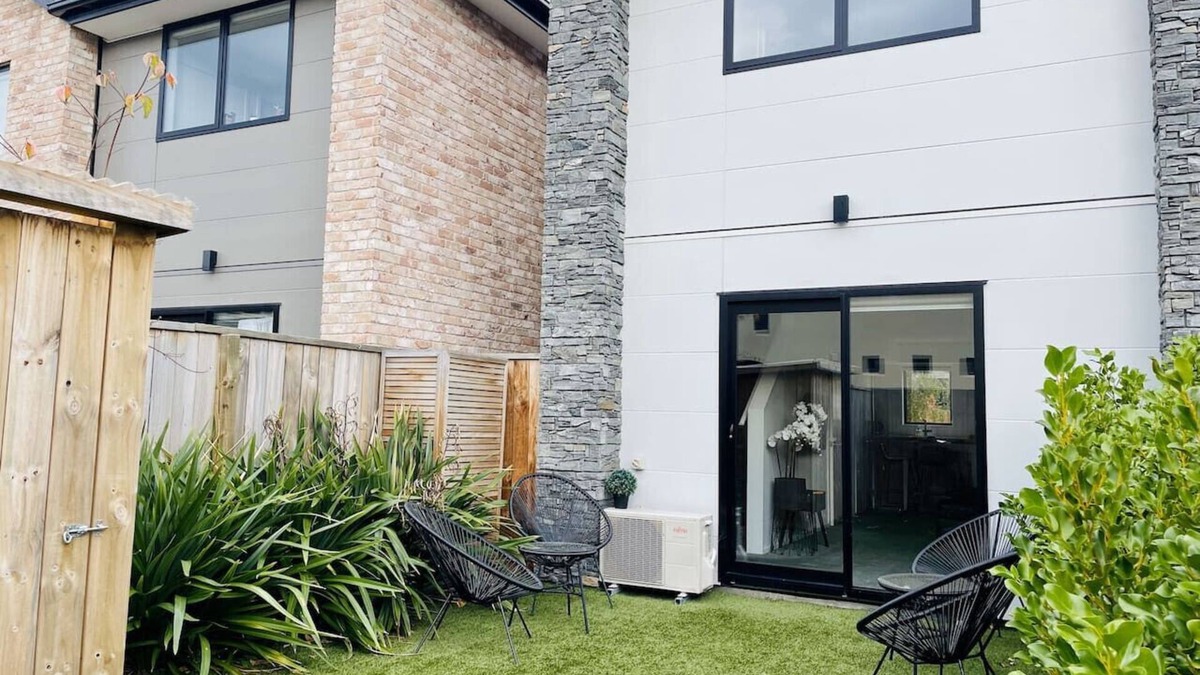 Riccarton Apartment | Hagley Townhouse 2 bed 1 bath
