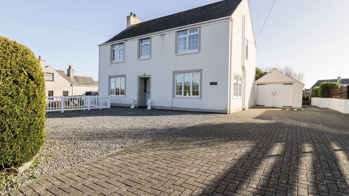 Moelfre House | HALCYON, pet friendly, country holiday cottage in Benllech