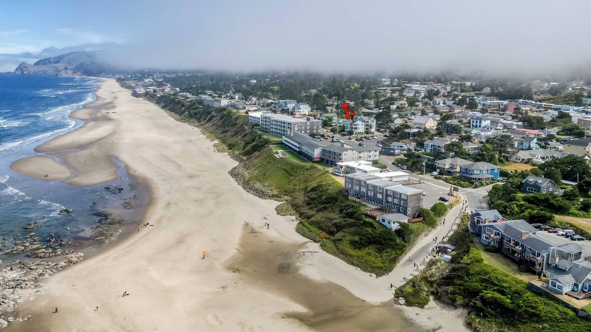 Logsden House | Half-a-Block to Beach, Media/Game Rooms, Hot Tub-Salt and the Sea