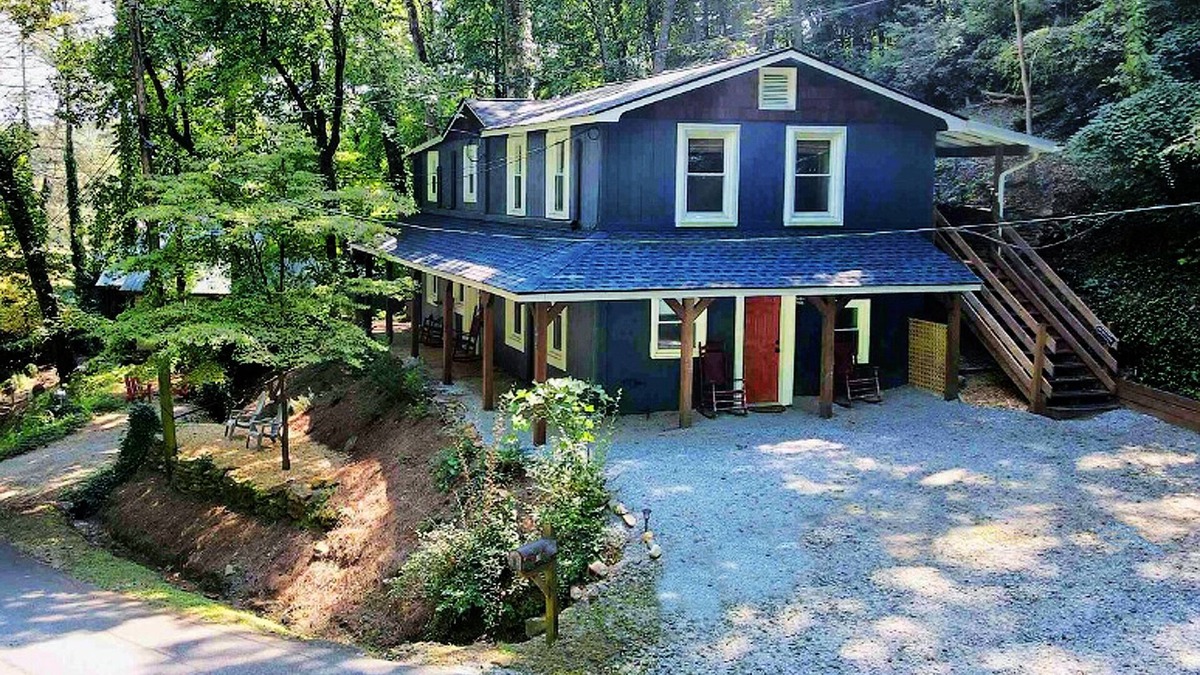 Clayton House | Half Mile Walk to Downtown Clayton. Wi-Fi, Fire Pit, Hot Tub, Free Parking.
