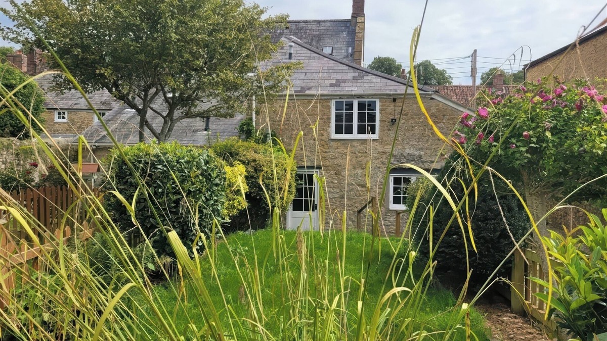 Beaminster House | HALF PINT COTTAGE, pet friendly, with a garden in Beaminster