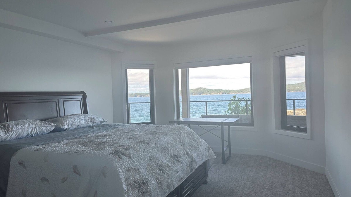 Halfmoon Bay House | Halfmoon bay 2-bedroom waterfront house with kayak access to island