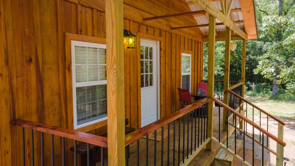Mena Villa | Halfmoon Hideaway-Cozy 2 bdr cabin Mena AR