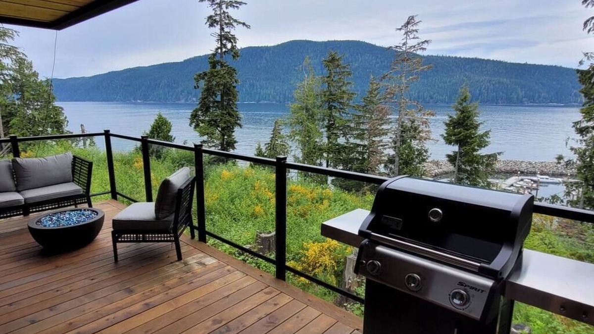 Port Renfrew Apartment | Halibut Hideaway - New Oceanfront cottage