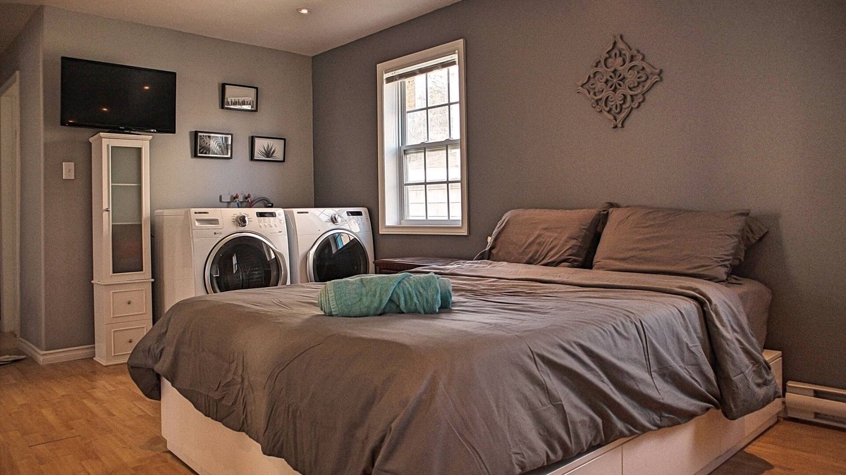 Timberlea Apartment | Halifax/Lakeside Bachelor Queen Bed Prvt Bath/Kitchen/Entrance (Front Unit)