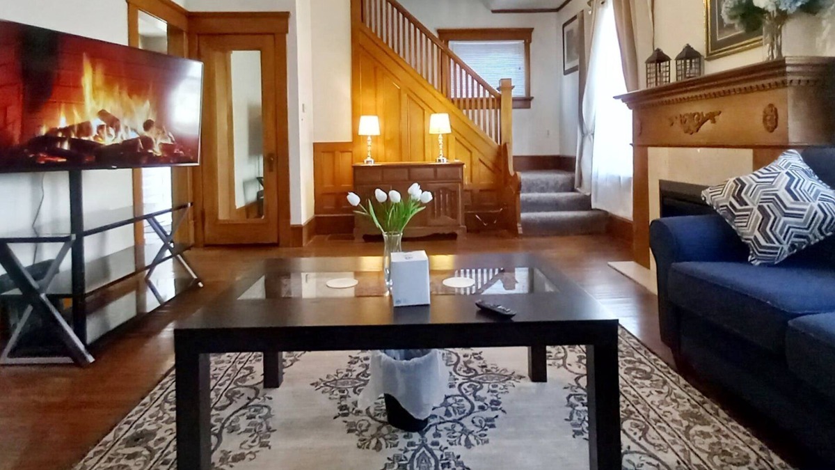 Canton House | Hall of Fame, pool table and 70" screen for 8