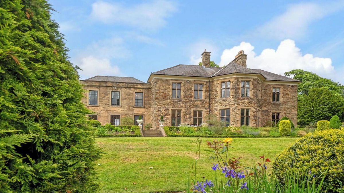 Alfreton House | HALLFIELD HALL, pet friendly, with hot tub in Higham, Derbyshire