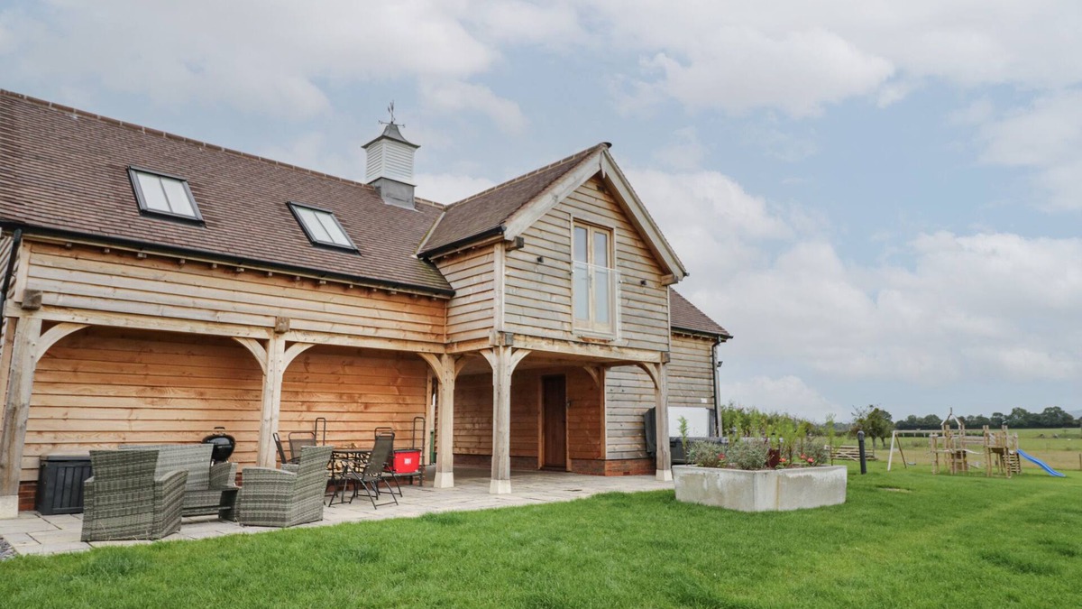 Peopleton Cottage | HALLGARTH FARM HOLIDAY LODGE, pet friendly, with hot tub in Peopleton
