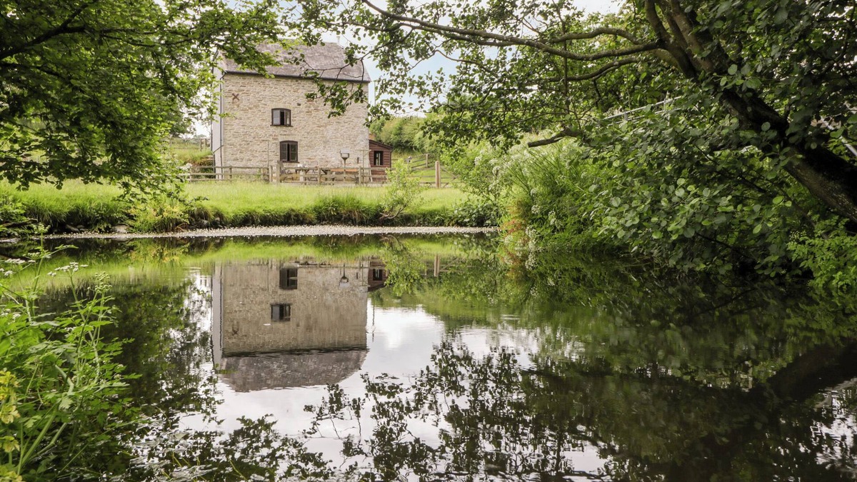 Huntington Cottage | HALLS MILL, pet friendly, with open fire in Huntington, Herefordshire
