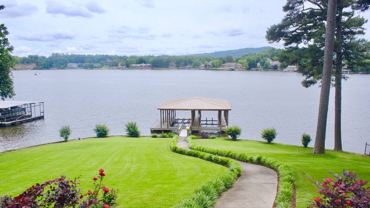 Rockwell House | Hamilton Happy Place (million dollar view) - Lake Retreat