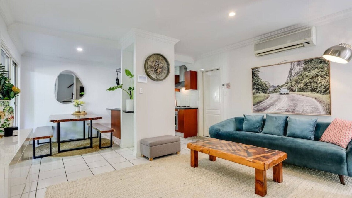 Hamilton House | Hamilton Home - 3 bed + 2 bath - close to Airport