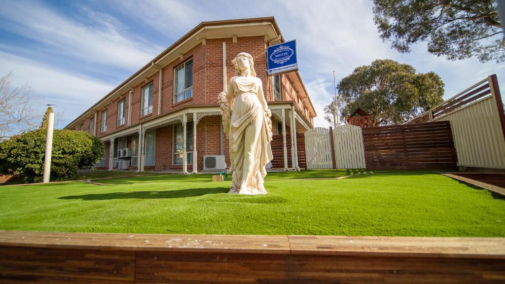 Queanbeyan West Hotel | Hamilton's Queanbeyan Motel