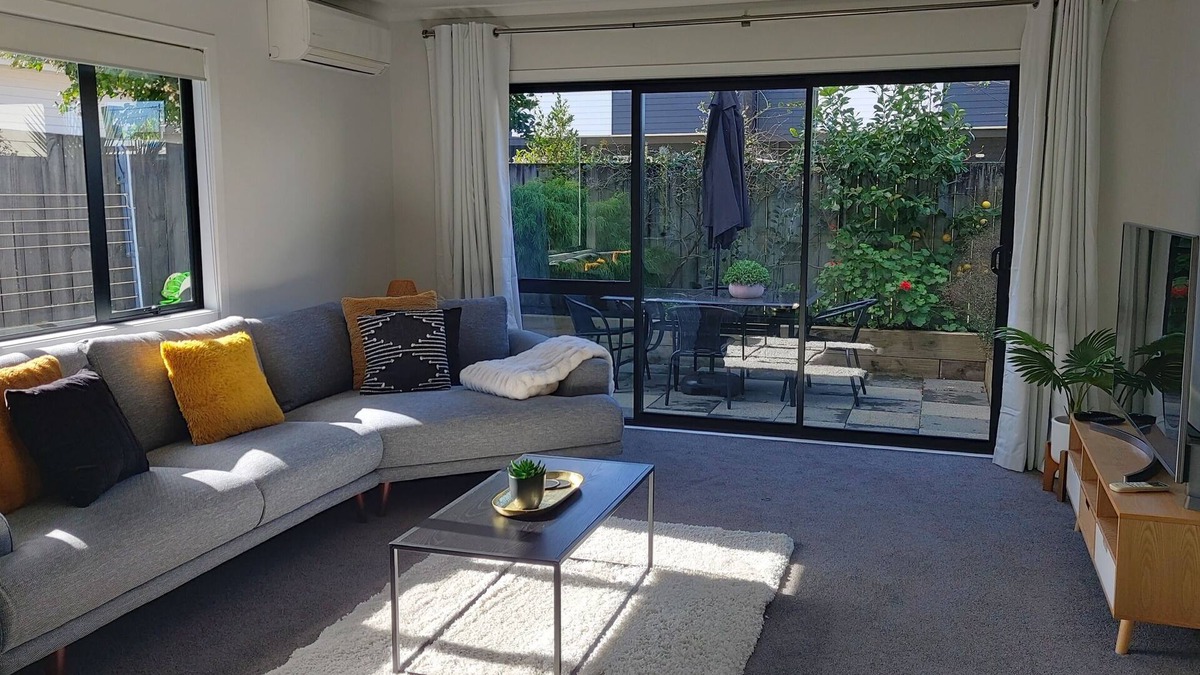 Hamilton East House | Hamilton Townhouse - Location, Comfort & Style
