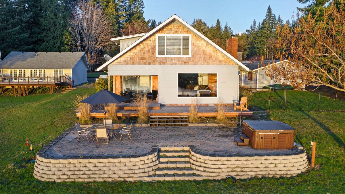 Agate House | Hammersley Inlet Beach House- low bank waterfront!