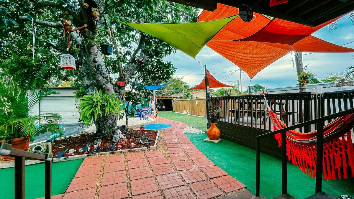 Little Ranches House | Hammocks & Mini-Golf! 10 mins from Beach! KING Bed!