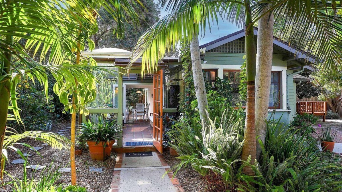 Montecito House | Hammonds Beach Haven w/Yard, Deck & Sunroom-Walk to the beach, 1 block to Rosewood Miramar!
