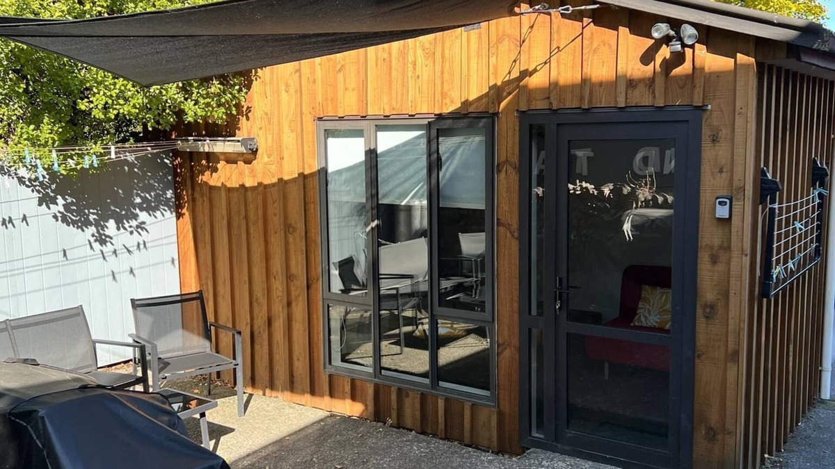 Hanmer Springs Cabin | Hamner self-contained sleepout tiny space