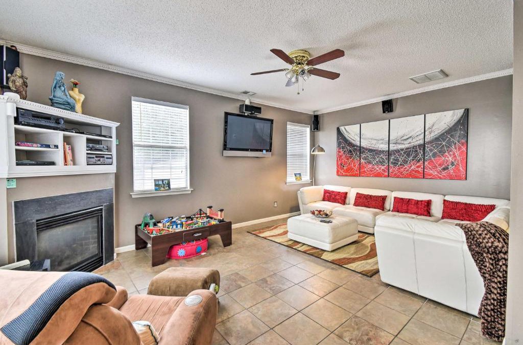 Hampton House | Hampton Home with Fireplace and Close to Beaches!