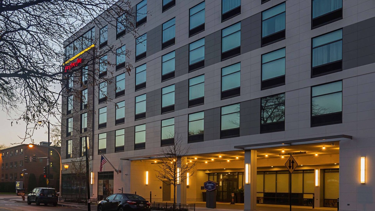 Rogers Park Hotel | Hampton Inn Chicago North-Loyola Station