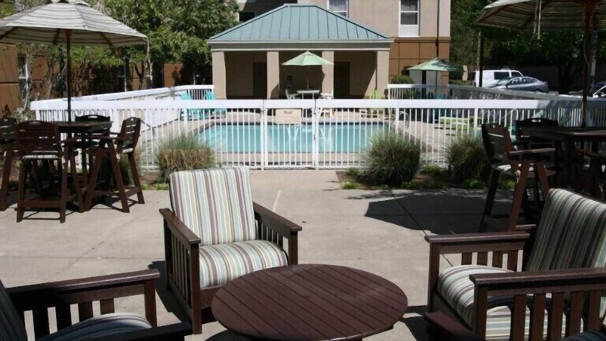 Lakes of Forest Hill Hotel | Hampton Inn Memphis-Southwind