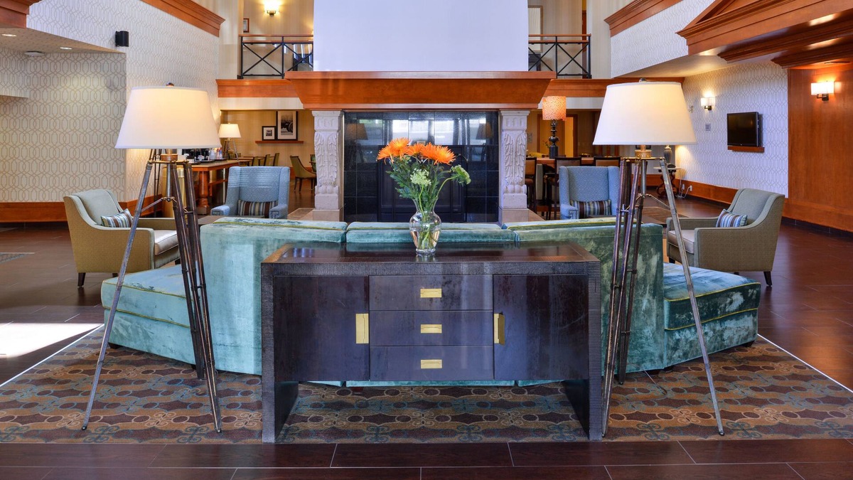 Banff Trail Hotel | Hampton Inn & Suites By Hilton Calgary- University Northwest