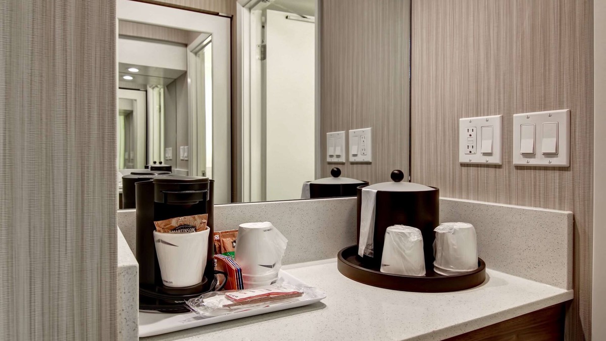 Calgary Hotel | Hampton Inn & Suites by Hilton Calgary-Airport