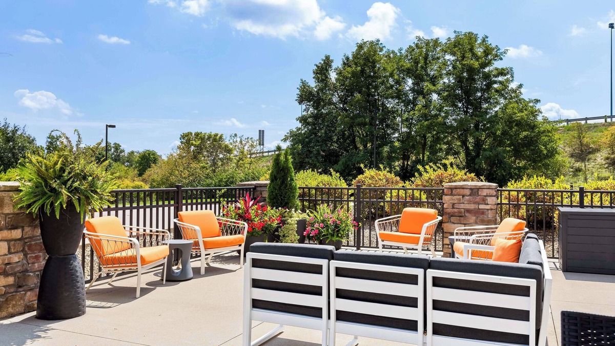 Canton Hotel | Hampton Inn & Suites Canton
