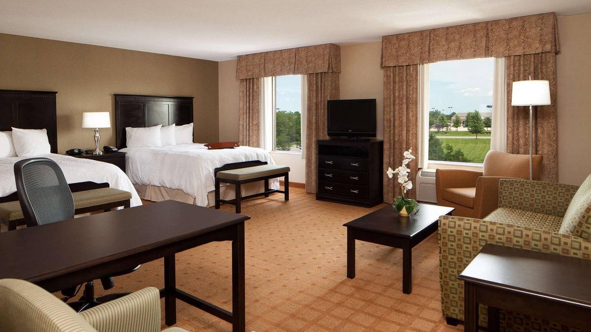 St. Charles Hotel | Hampton Inn & Suites Chicago/St. Charles