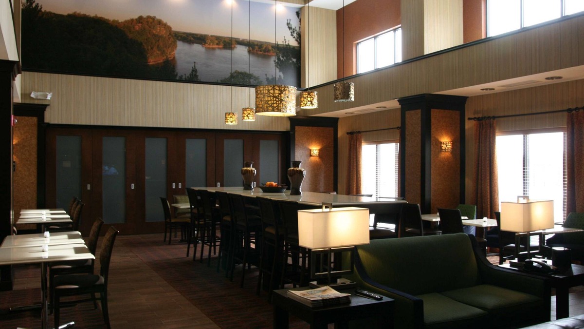 Peru Hotel | Hampton Inn & Suites Peru