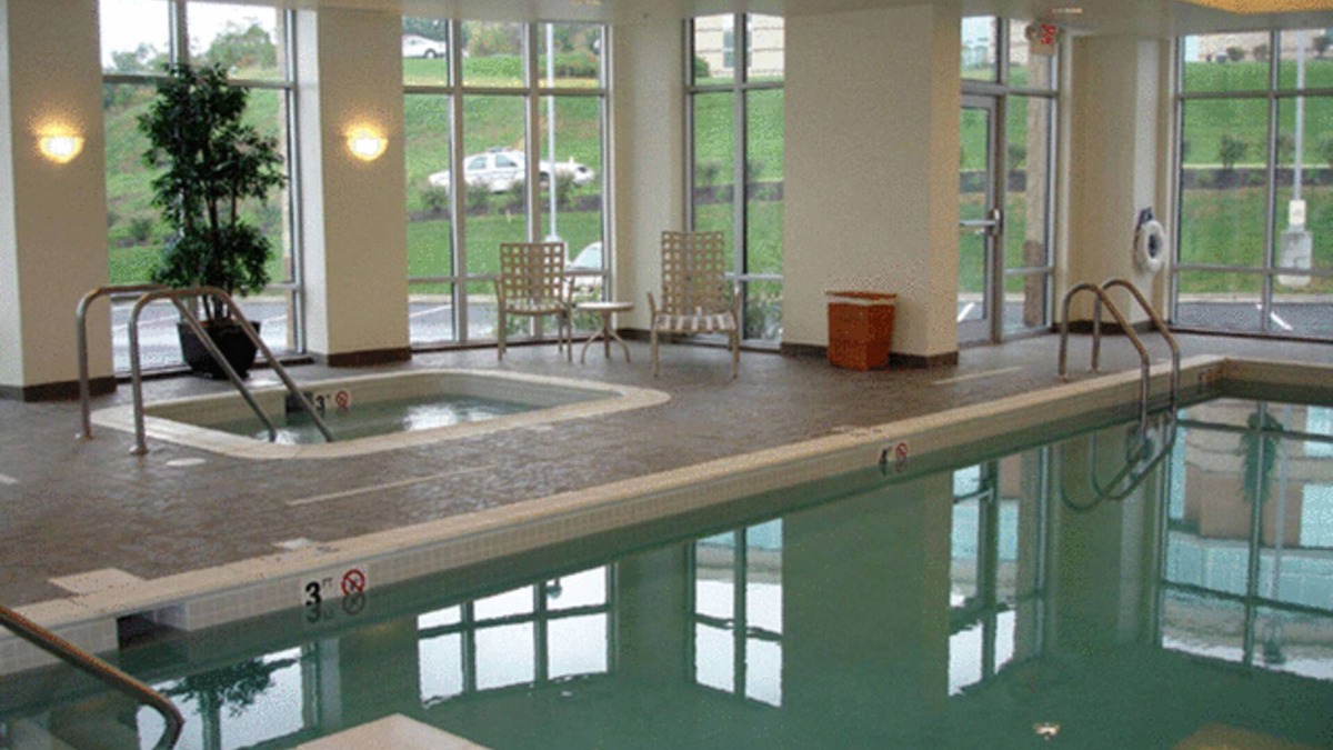 Strabane Hotel | Hampton Inn & Suites Pittsburgh-Meadow Lands