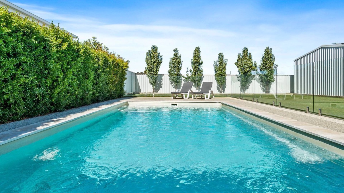 Yarrawonga House | Hampton Retreat walk to the Sebel and Lake Mulwa. huge lockable shed to house boats/vehicles.