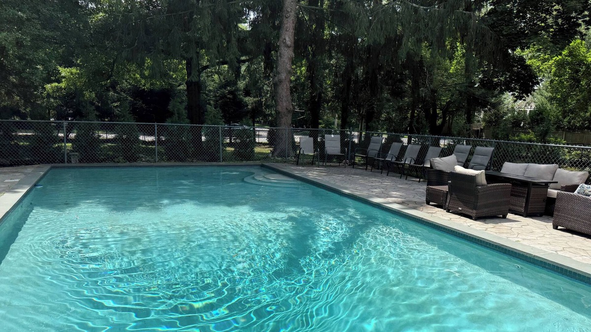 Muttontown House | Hampton Style Summer Getaway - Spacious 4-bedroom house with private pool