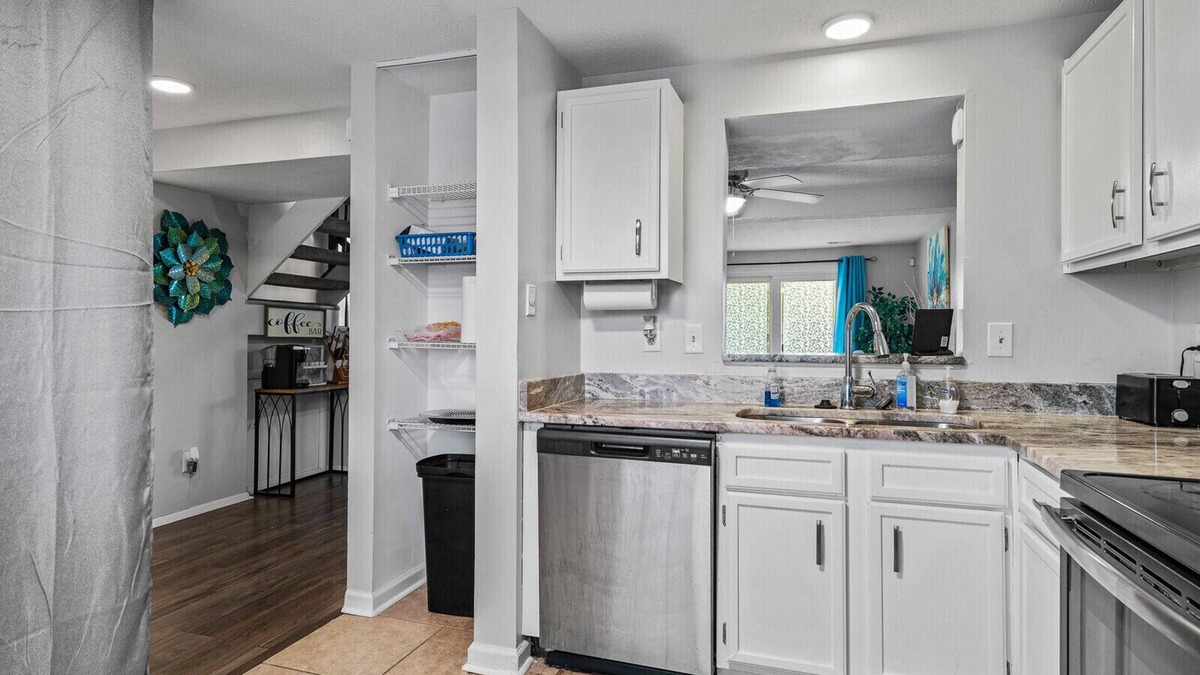 Coliseum Central House | Hampton, VA Cozy Townhouse with HUGE Deck