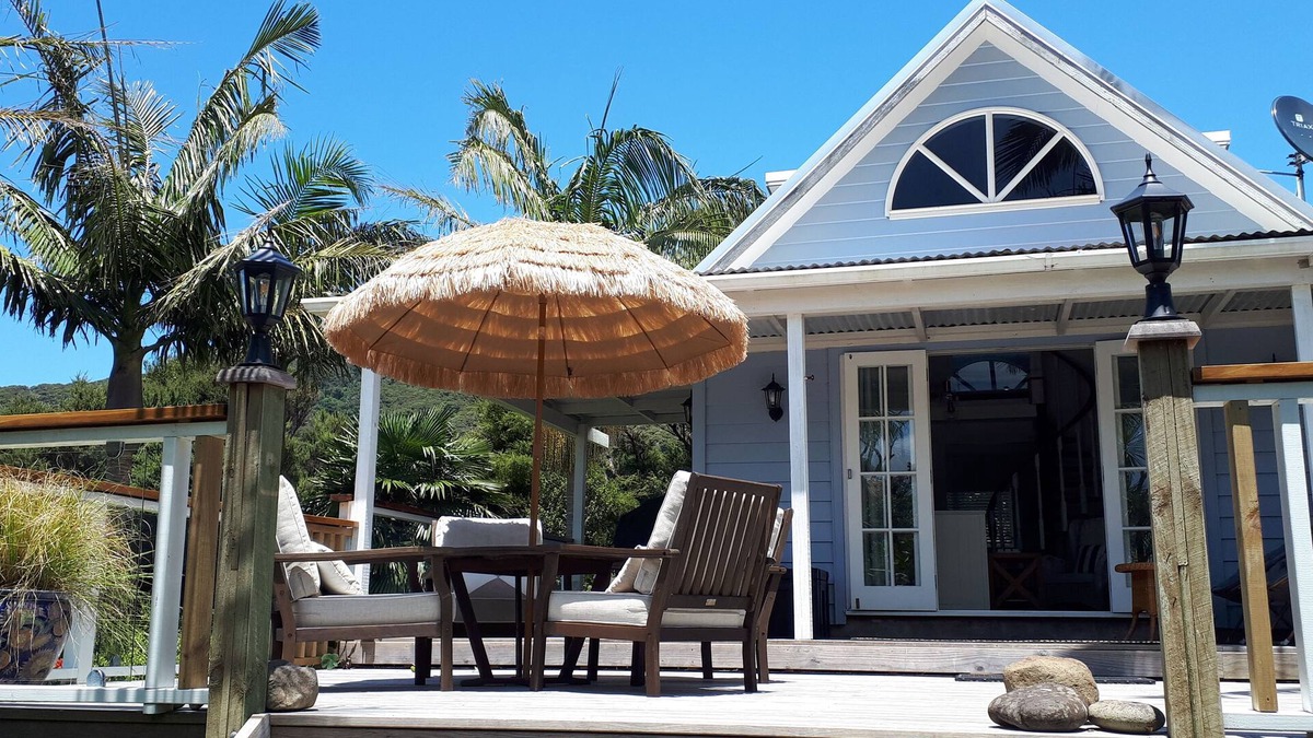 Whangarei Heads Cottage | Hamptons Coastal Cottage 2mins from beaches, huge deck