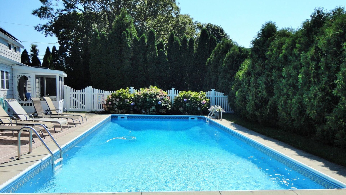 East Quogue House | HAMPTONS RETREAT *POOL & HOT TUB*