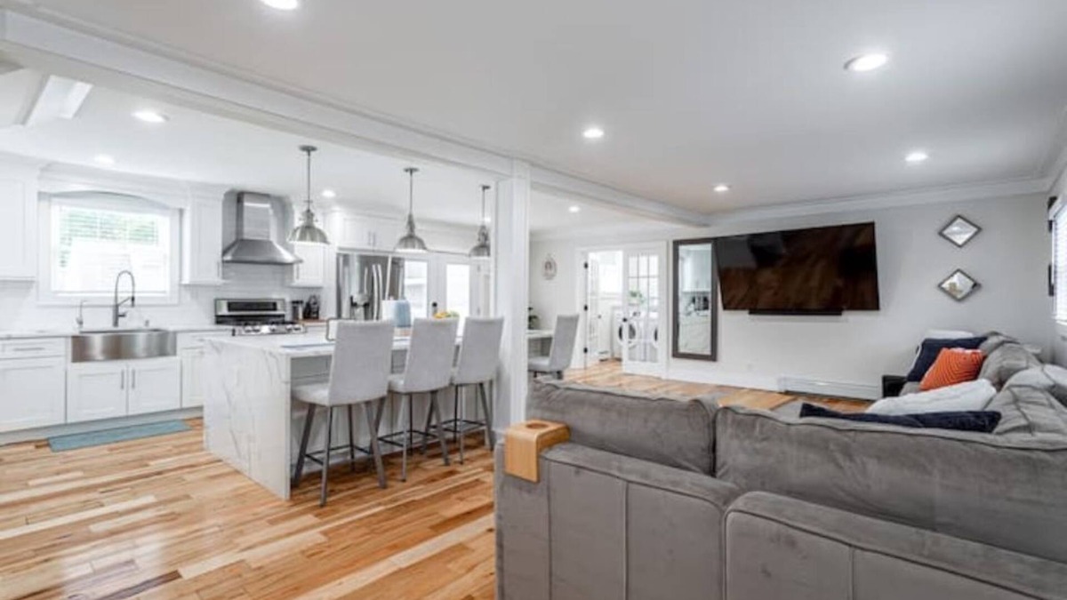 Huntington House | Hamptons Style Living Walk to Cafe Deck