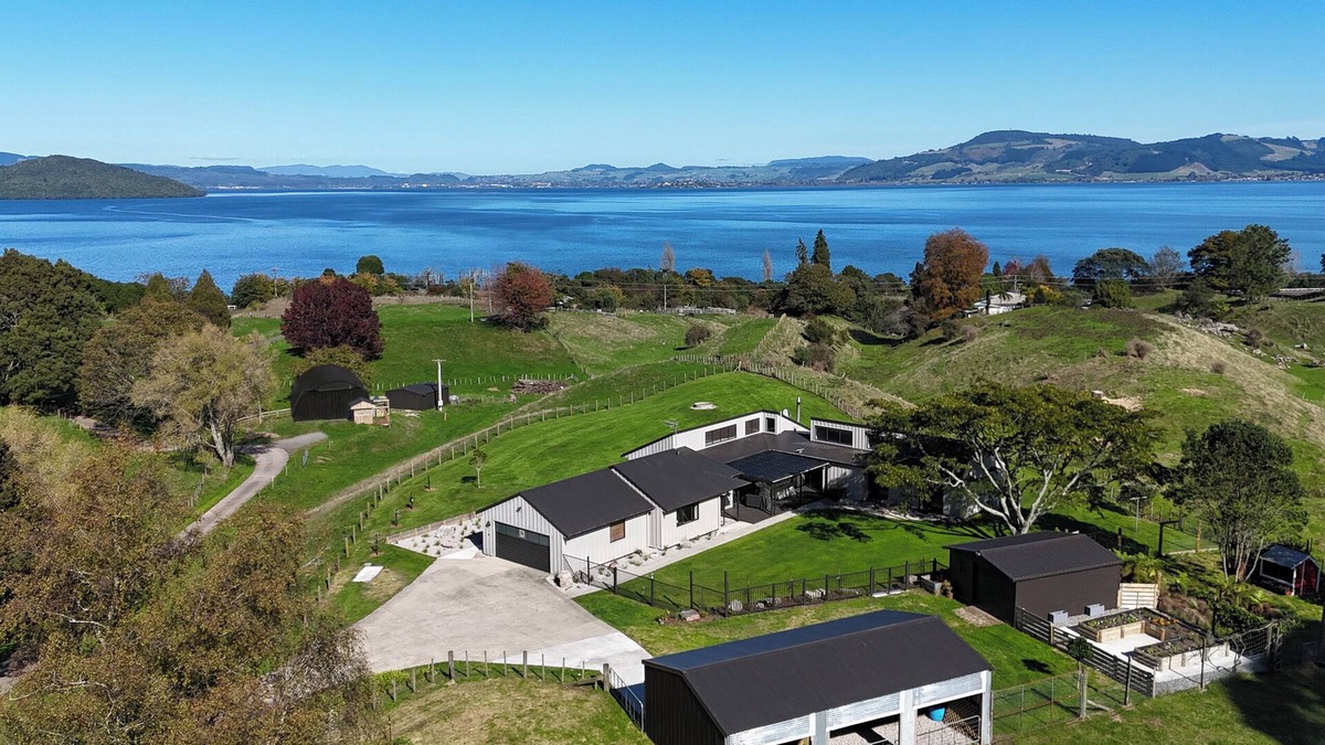 Hamurana House | Hamurana Lakeview Farmhouse Luxury Retreat Hot Tub, Hamurana Luxury Lakeview Farmhouse w/animals an