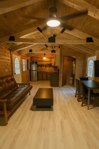 Ashley Oaks Apartment | Hana Cabin sleeps 5 near Windrock general store