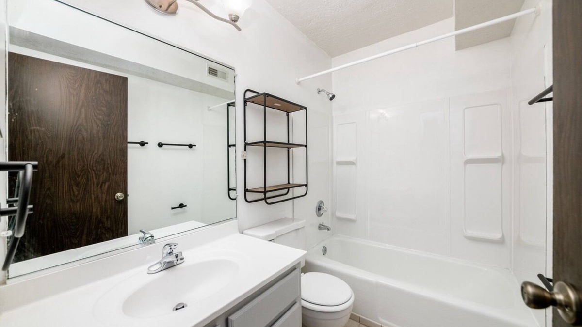Northwest Columbus Apartment | Hancock - Resort Style Apartment with Queens Bed & Bath Tub